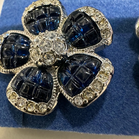 SAPPHIRE AND CLEAR COLOR SPARKLE FLOWER EARRINGS-pierced - Picture 5 of 12